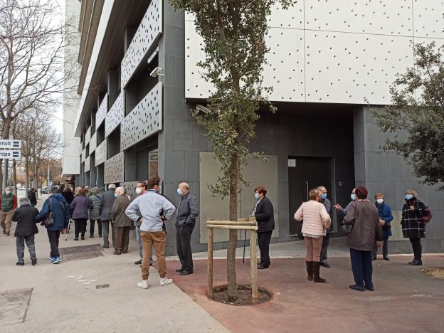 Polèmica per la vacunació de la gent gran dels barris del sud en un hotel