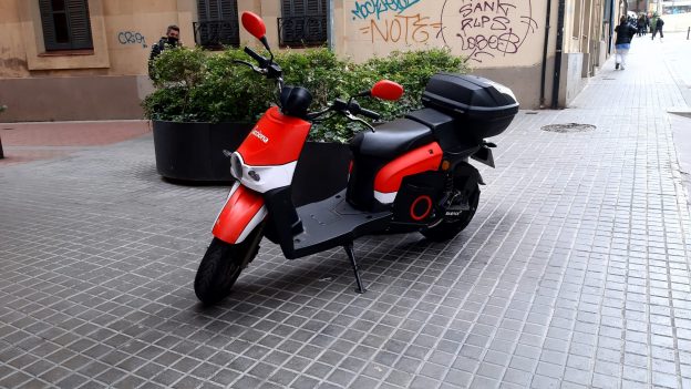 Les motos compartides ocupen l'espai públic de l'Hospitalet