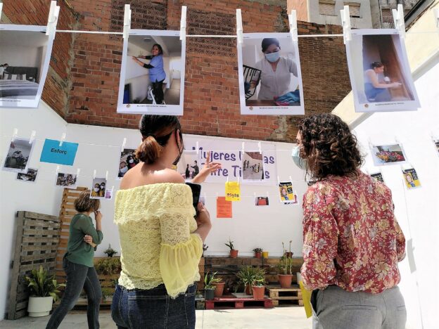 Exposició 'Cuidar amb Dignitat': fotogrames de realitat de les treballadores de la llar i les cures