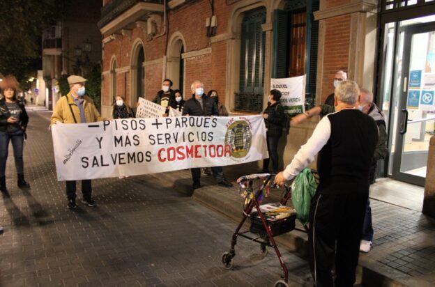 La plataforma Stop Massificació Cosme Toda entrega més de 5300 signatures en contra del projecte urbanístic