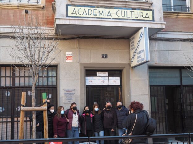 Personal docent de l’Acadèmia Cultura protesta pel nou anunci de tancament del centre