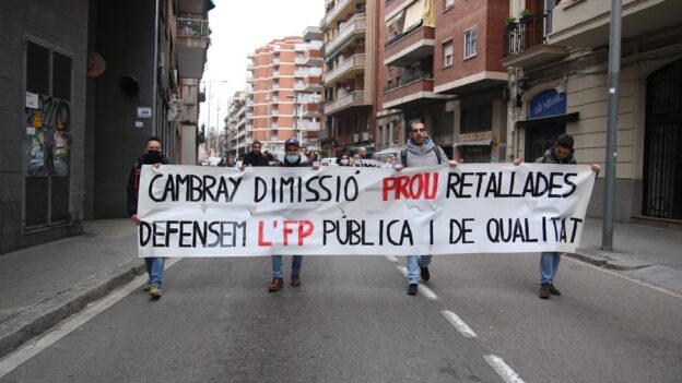 Les escoles de l'Hospitalet es manifesten en el primer dia de la vaga d'educació