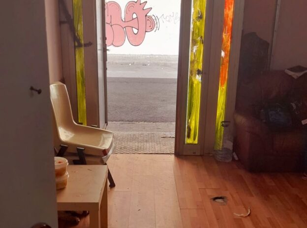 L'Ajuntament de l'Hospitalet ordena el desallotjament immediat de 50 persones que sobreviuen a una nau al carrer Salamina