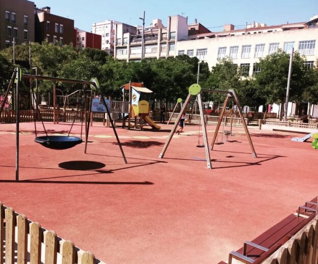 Les onades de calor fan revifar la polèmica per la manca d'ombres als parcs infantils