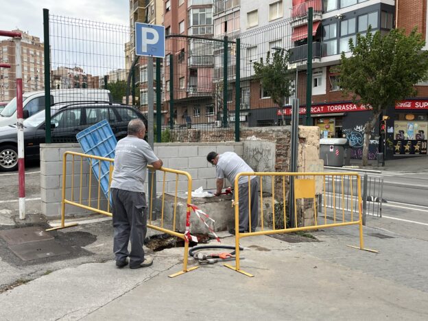 Una fuita d'aigua al subsol proper al recinte del Tecla Sala posa en alerta l'equipament