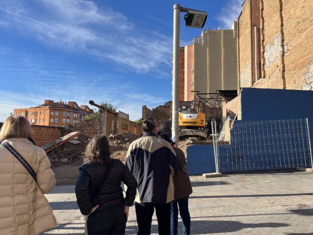 Comencen les obres de demolició de la fàbrica SAS amb part del veïnat reclamant participar en un procés participatiu i la cura del patrimoni